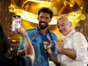 Vozinha junta-se a grandes nomes do futebol no FIFA Legends Cup antes da final do Mundial