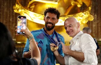 Vozinha junta-se a grandes nomes do futebol no FIFA Legends Cup antes da final do Mundial